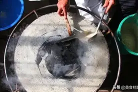 山东煎饼卷大葱的正宗家常做法，传统手工制作这些工具你认识吗？图片