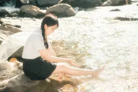 山间里面的清凉写真，穿泰国校服的小姐姐表现力十足图片