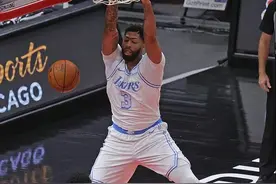 尴尬！詹姆斯扣篮被篮筐盖掉，双脚踩在技术台，裁判没给技术犯规图片