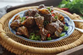 火爆夜市的海鲜菜，10块钱炒一盘，好吃解馋，下酒又下饭图片