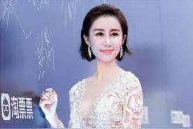 舒畅这次终于放开了，穿裸色镂空连衣裙亮相，尤物身材惊艳图片