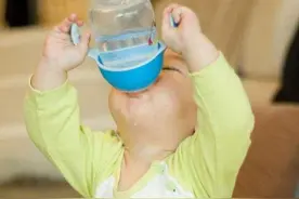 日常排雷：用开水烫奶瓶宝宝会生病？别再让你的无知坑了孩子图片