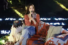 欧阳娜娜开音乐会迎20岁生日 抱吉他自弹自唱才气满满图片