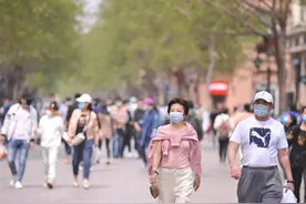 27度，五一节市民逛街穿裙子、短袖T恤，两天后气温大幅下降图片