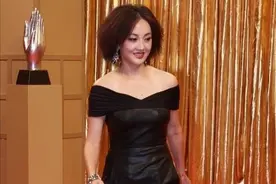 牛莉的锡纸烫好时髦，穿黑色紧身皮裙罕见秀曲线，真不像48岁阿姨图片