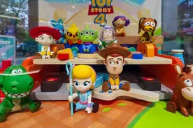 盲盒“出圈”，泡泡玛特上市引领潮流文化图片