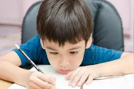 小学生写不完作业崩溃求妈妈揍4下，表情楚楚可怜，原因很无奈图片
