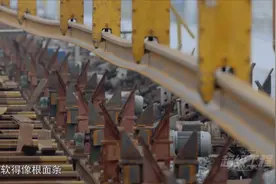 一根铁轨居然长100米，还软的像根面条，但却是全球顶级无缝轨道视频封面