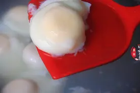 煮荷包蛋时，记得别水开下锅，掌握几个技巧，鸡蛋完整圆嫩不出沫图片