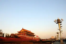 天安门执勤的便衣武警,随身携带的是啥武器?图片