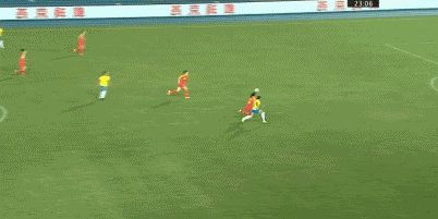 点球4-2巴西！中国女足夺冠，姑娘们笑开了花，疯狂拥抱庆祝