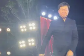 54岁付笛声与妻子走穴捞金，舞台简陋全是灰，网曝出场费要40万？图片