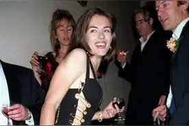 还记得 Liz Hurley 穿“那件”连衣裙的时候吗？图片