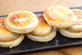 分享家常版葱花饼教程，做法简单，个个起层又酥脆，家人都爱吃图片