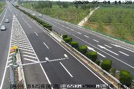 监控实拍！高速上两辆半挂“组团”倒车！【一线微观】图片