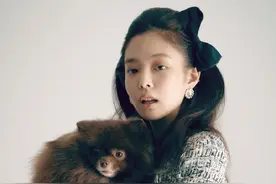 Jennie怀抱爱犬一同拍大片，蓬松长发+素雅妆容，美极了图片