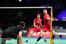 《羽毛球》专家把脉：被对面球友杀双打两人的中间，这球应该谁接？图片