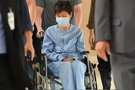 朴槿惠坐轮椅现身，身着病号服面容疲惫，出狱后或将无处可去图片