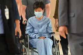 朴槿惠坐轮椅现身，身着病号服面容疲惫，出狱后或将无处可去图片
