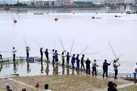 翘嘴鱼群聚集巢湖口，引来钓鱼大军，有人边钓边卖图片