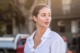 同样是穿白衬衫+牛仔裤，为何别人回头率爆棚，而你却平淡似路人图片