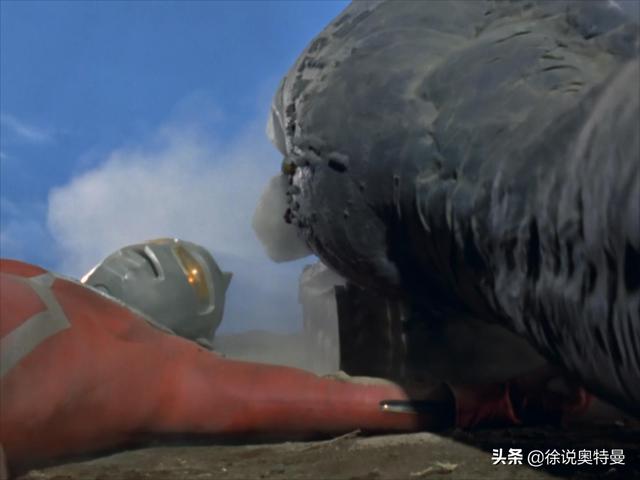 怪兽坐着坦克出现了，赛文奥特曼被怪兽碾压，怪兽：看我的厉害