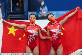 双姝包揽女子蹦床金银牌 “看到五星红旗升起，我们骄傲”图片