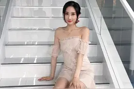 LPL女解说有多“拼”？鼓鼓紧身裙吸睛无数，余霜祭出旗袍杀手锏图片