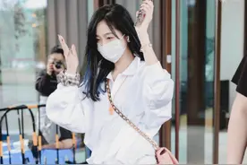 吴宣仪私服街拍，一双长腿吸睛无数，不愧是火箭少女的颜值担当图片
