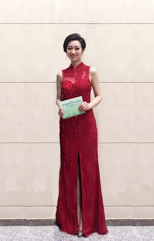 他29岁的二婚妻子周蕾,脸蛋可爱而且身材姣好