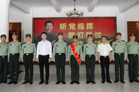 2分钟救4人王亮先进事迹报告会举行，被救群众现身图片