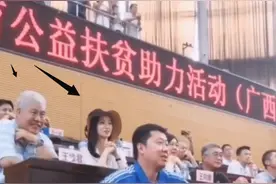 王治郅做公益！父亲和妻子坐一排，妻子戴帽子笑容甜蜜图片