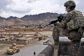 美军逃离阿富汗，抛弃了7万汗奸图片