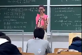 日本学生太中二了，在课堂上COS鬼灭之刃，还给同学讲物理题图片