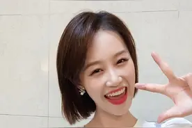 蓝盈莹绿洲模仿自己表情包 动作到位毫无偶像包袱图片