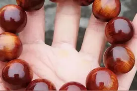 红通通，亮晶晶！那些包浆像冰糖葫芦的手串，都是怎么盘出来的？图片