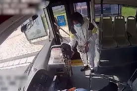 河南一女孩来例假，裤子被染红浑然不知，公交司机举动令网友称赞图片