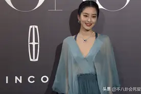 芭莎红毯糗事：金靖太矮狂踩裙子，杨颖冷得发抖，奚梦瑶鞋带散了图片