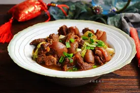 大白菜烧山羊肉，鲜香扑鼻，味道浓郁，咸中带些辣，从外暖到心图片