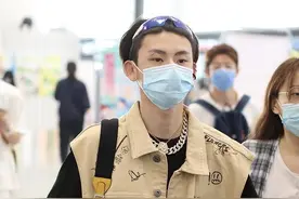 王琳凯戴镭射墨镜炫酷有型 狮子头项链霸气时尚潮翻天图片