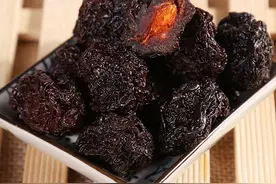 家里的李子太多吃不完，做成酸甜开胃干果，保存好可以吃到冬天哦图片