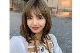 “人间芭比”LISA还是那么美，穿搭又酷又飒，真是怎么看都不会腻图片