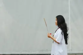 故事：和暗恋男神旅游他冷脸对我，在别人示好时，却壁咚我急告白图片