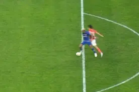 恒大队史最惨10秒钟！红牌+丢球+核心受伤，何超情绪崩溃落泪图片