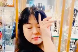 50岁李菁菁罕秀恩爱，和90后老公贴脸合影，被男方撒娇逗不停图片