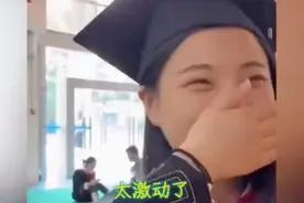 1米9男生依次举同班女生拍毕业照，大家都是小公主，开心最重要图片