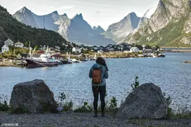 挪威绝美的隐世群岛，地处北极圈内，当地“晒鱼头”也是一道风景图片
