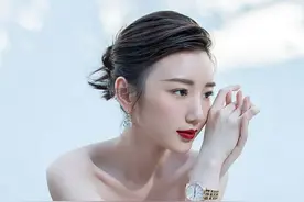 毛晓彤新娘封面太飒，新造型却撞脸万茜？锁骨太吸睛图片