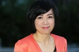 统派黄智贤一家图片