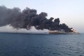 像筛子一样，伊朗最大战舰起火沉没，海军排水量损失三分之一图片